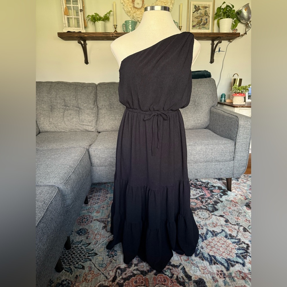 Elegant Black One-Shoulder Maxi Dress